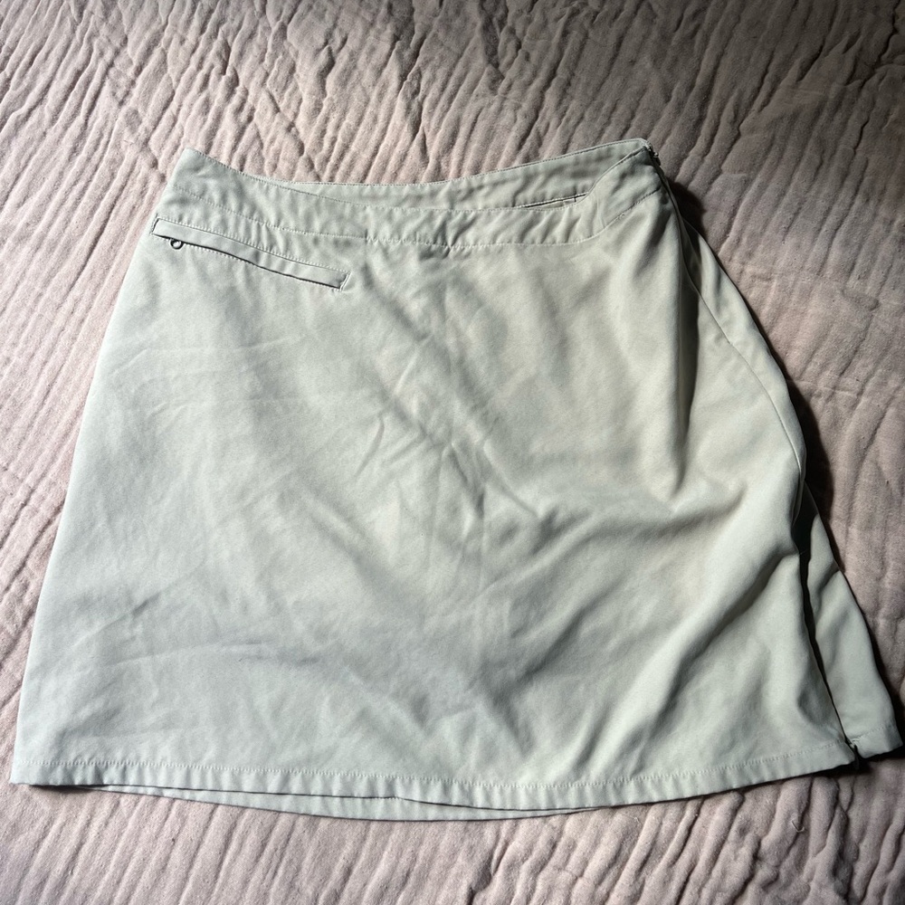 Patagonia skort. Size 8. Side zipper details.
